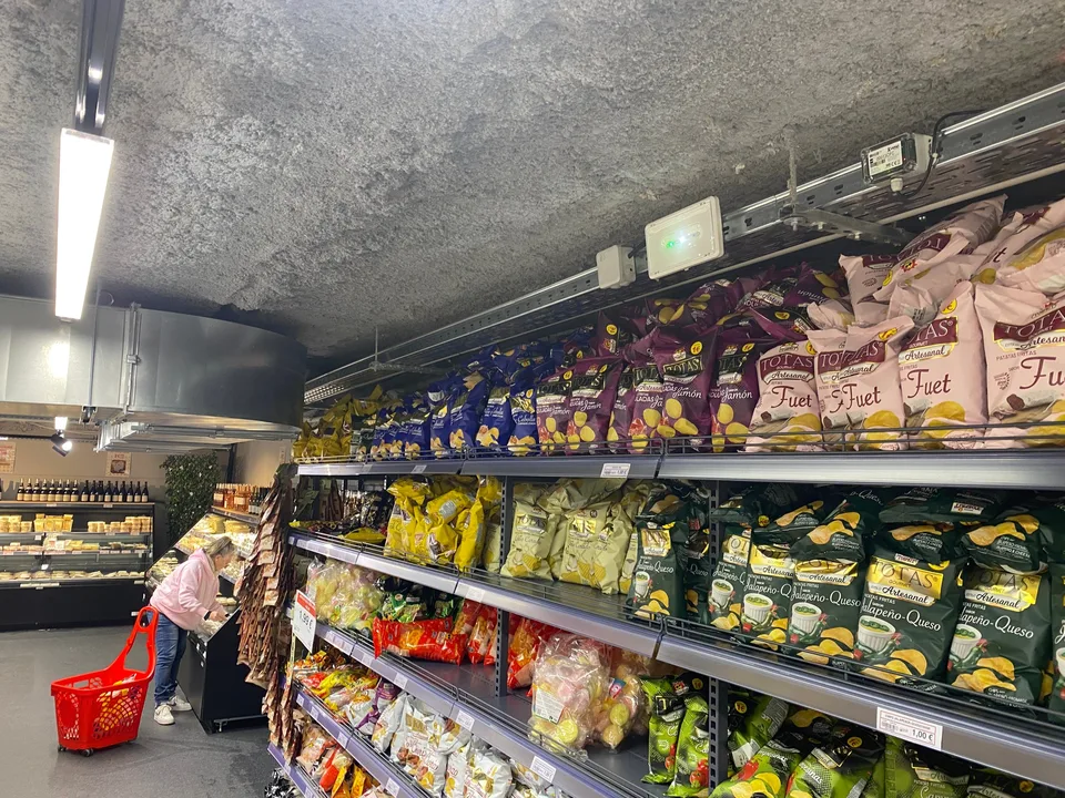 Matériel TRUSTeat posé en magasin, sur le chemin de câbles au-dessus des rayons