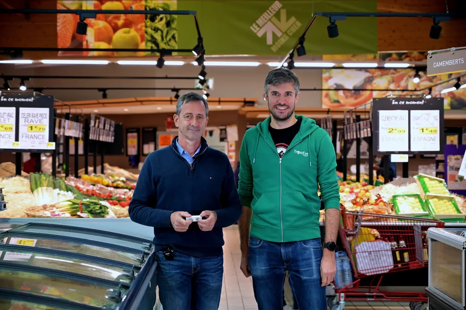 Un client TRUSTeat et un membre de l'équipe dans le magasin équipé, capteur en main